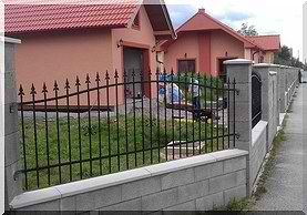 Montáž kovaných plotov